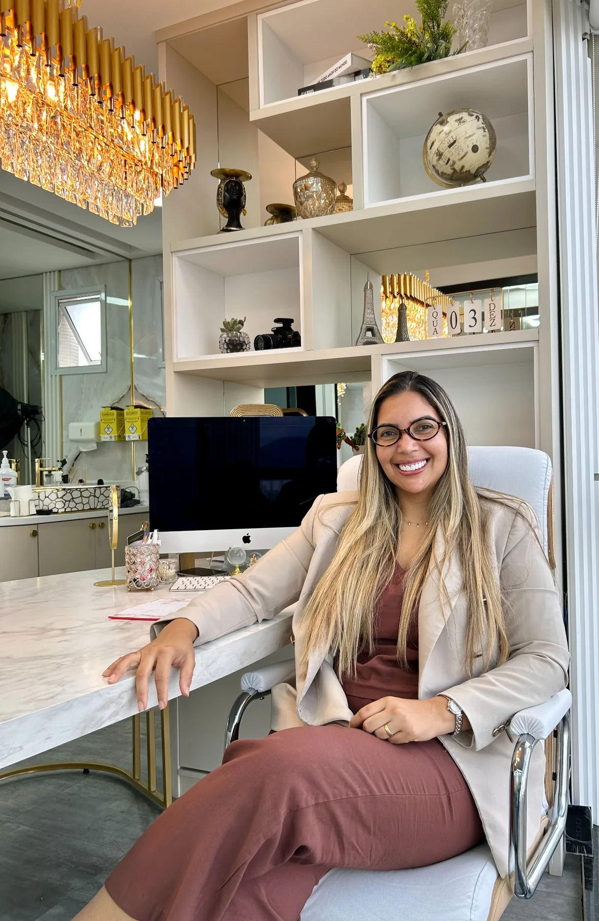 Dra. Joalla no escritório da clínica