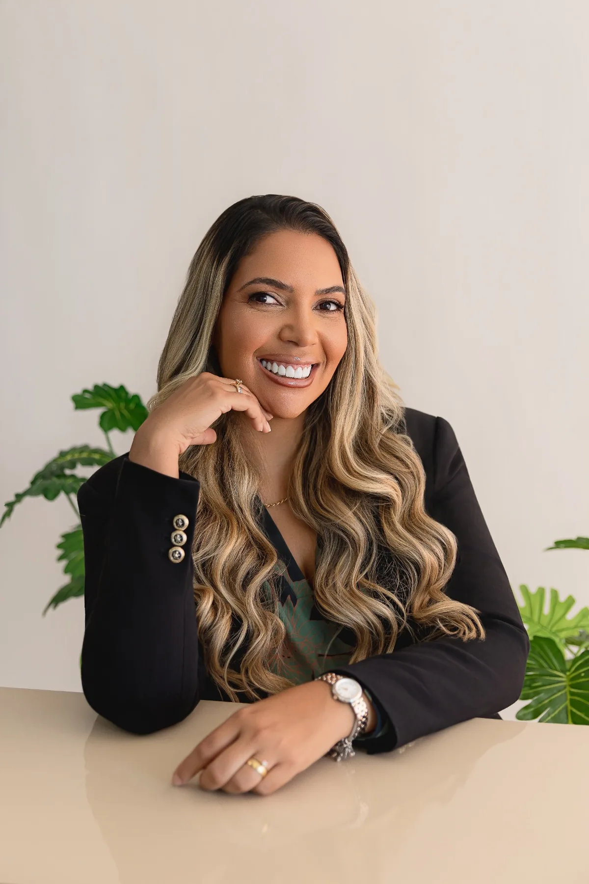 Dra. Joalla Rocha sorrindo em retrato profissional